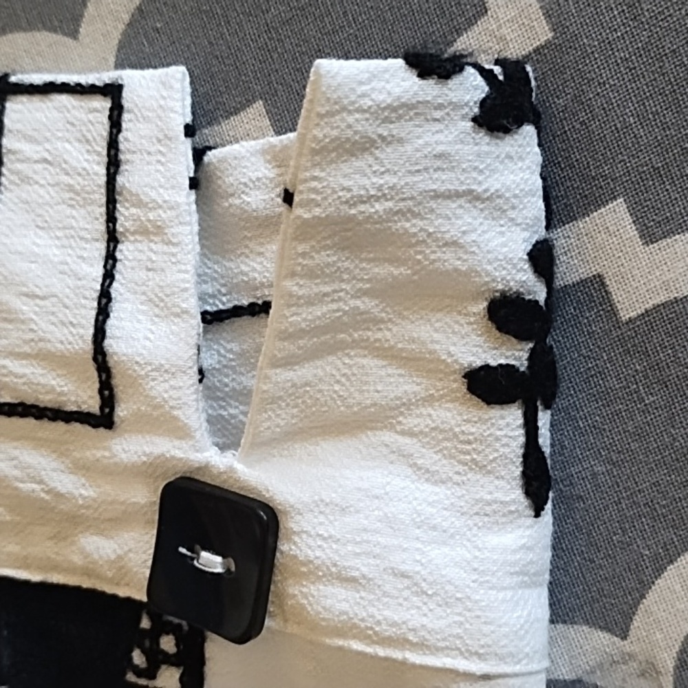 EMBROIDERED BLACK&WHITE SHIRT,SIDE SLITS WITH SQUARE BUTTONS-PERFECT CONDITION - Picture 6 of 11